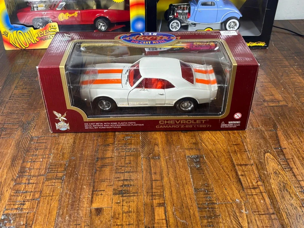 Road Legends 1967 Chevy Camaro Z-28 Diecast Metal 1:18 Car New White Orange